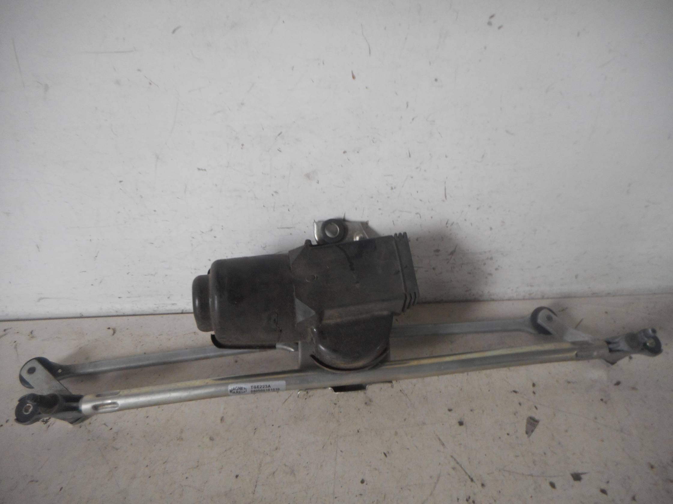 Braccio tergiparabrezza sx.